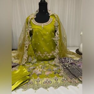 New arrivals ready to wear suit with cut work dupatta 
Size 42 brand new
